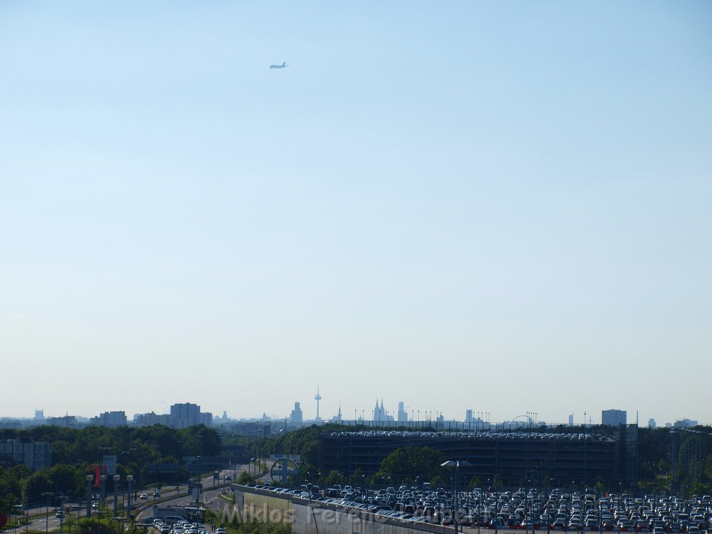 Lufthansa Airbus A 380 zu Besuch Flughafen Koeln Bonn P097.JPG